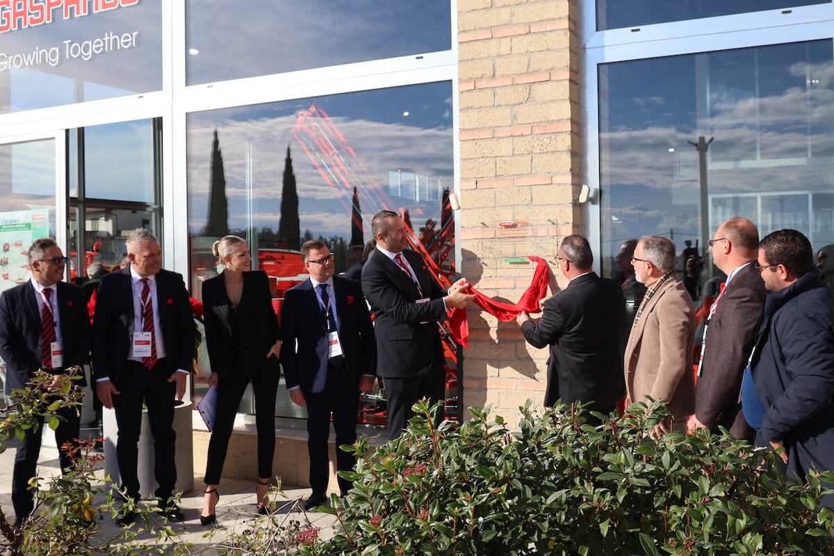 Da sinistra, Mirco Maschio e Francesco Ciccarelli scoprono la targa commemorativa simbolo dell'inizio della nuova collaborazione